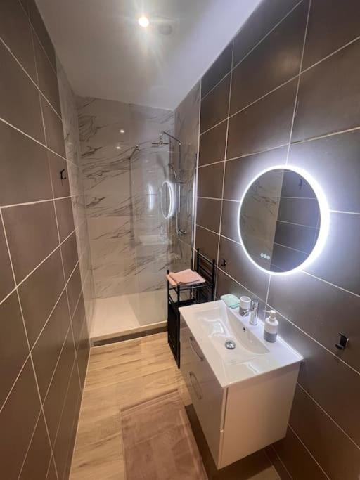 T2 Neuf Et Moderne Climatiser Avec Netflix Amazon Marseilles Exterior foto